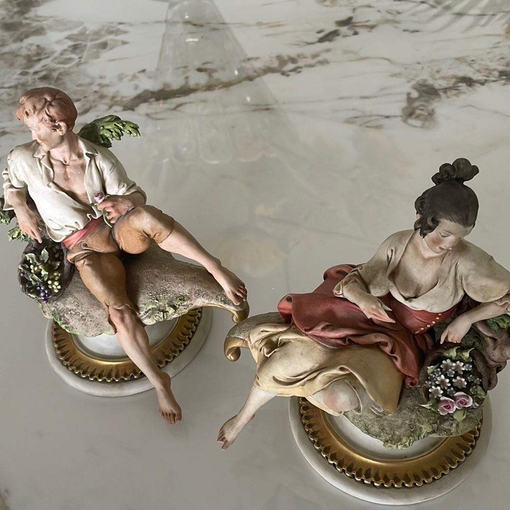 Pair of Capodimonte figurines. Contadina a fiori.